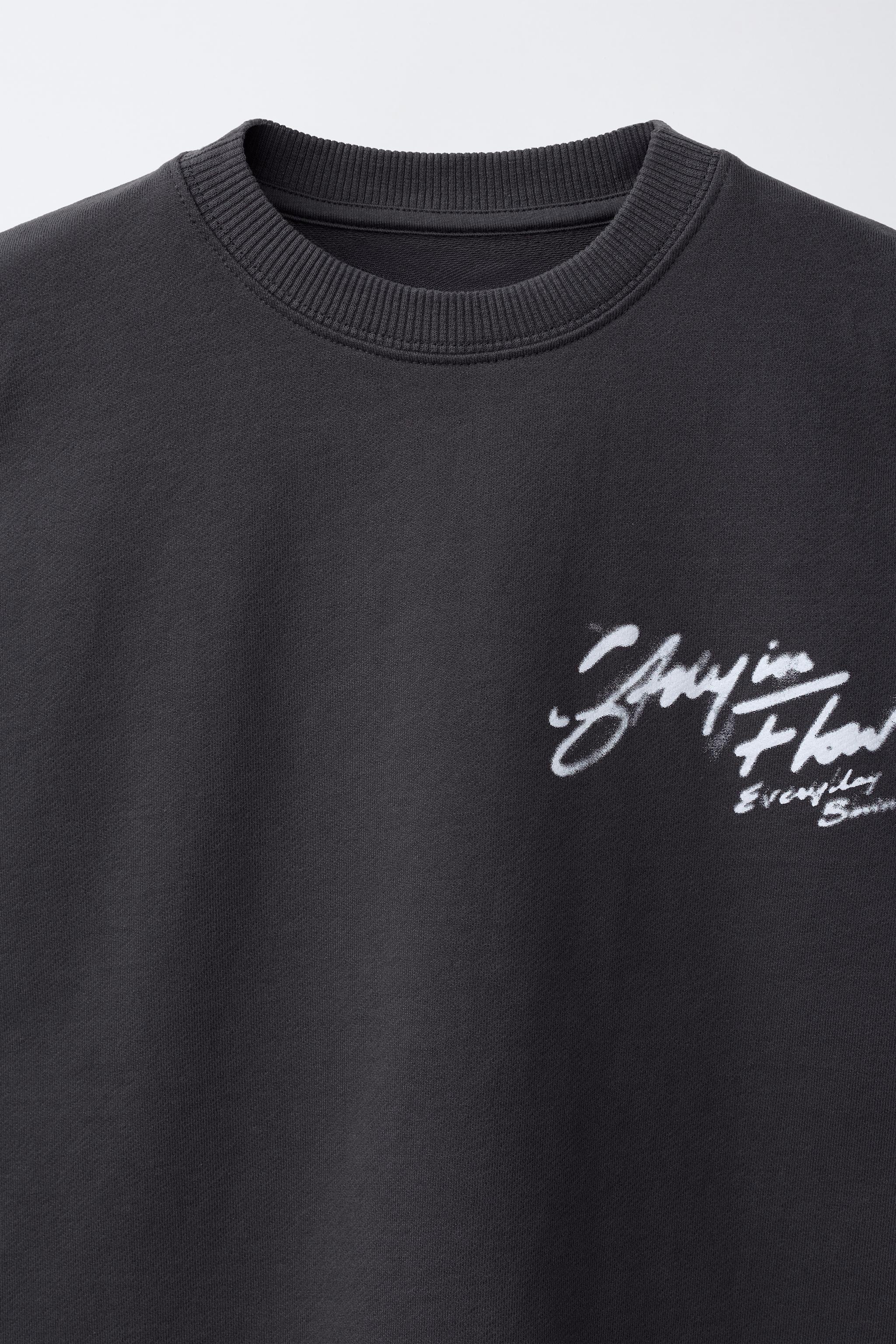 T-SHIRT MOLLETON IMPRIMÉ GRAFFITI